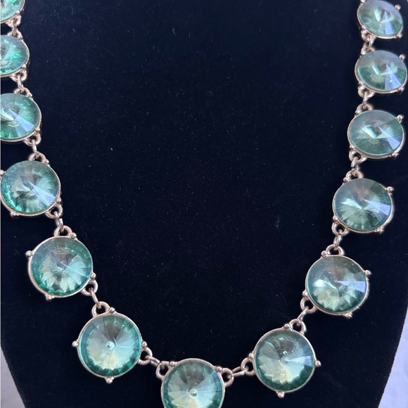 Elegant Green and Gold Tone Necklace - Picture 2 of 4